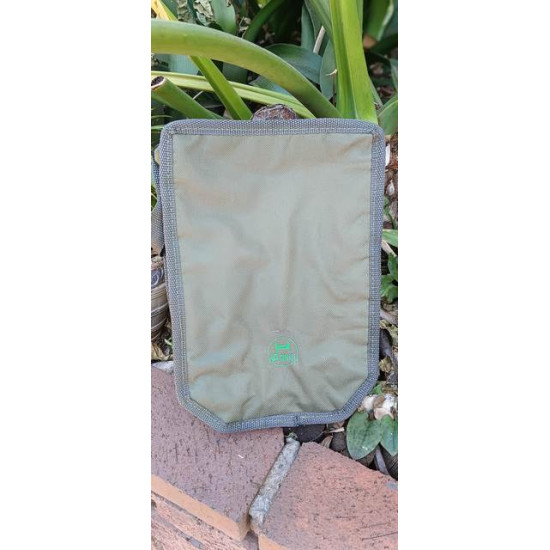 Hooked scale pouch green with zip